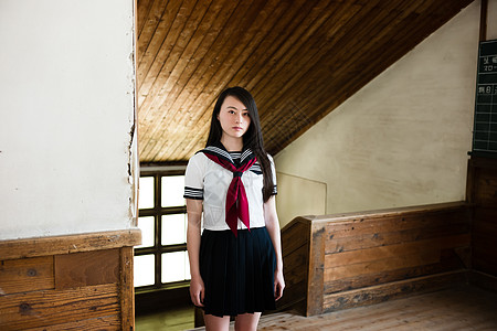 学校里穿着制服的女高中生图片