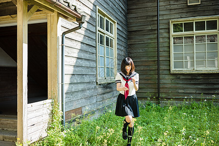 学校庭院里穿着制服的高中女孩图片