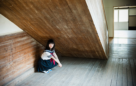 大树底下人图片