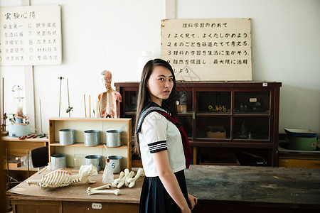 教室里穿着制服的高中女生图片