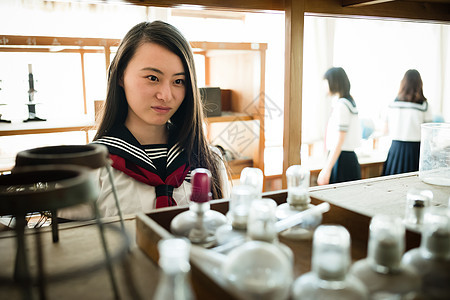 学校器材室的女孩图片