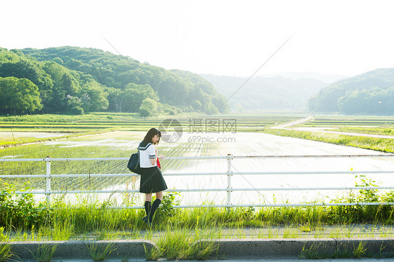 走在回家路上的高中女生图片