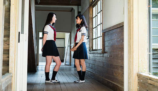 学校走廊聊天谈话的高中女生图片