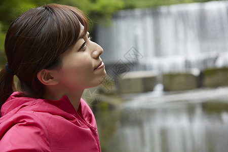 女人享受自然野外度假图片