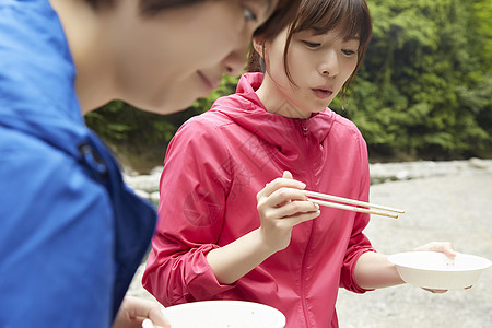 两个女人享受野外烧烤图片