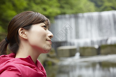 女孩在户外感受自然图片