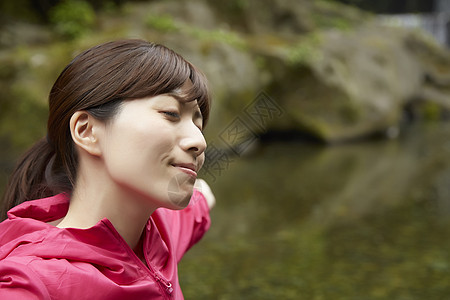 女孩在户外感受自然图片