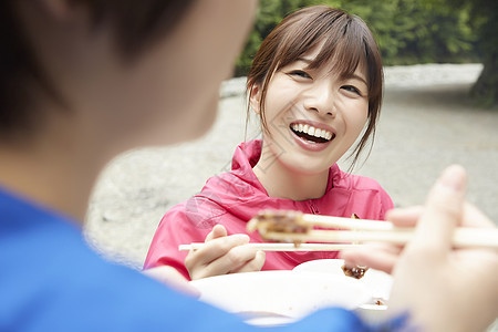 两个女人在河岸边放松享受户外烧烤图片