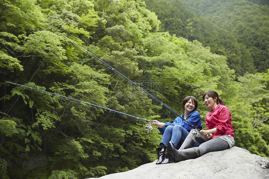 两个女孩在户外享受钓鱼图片