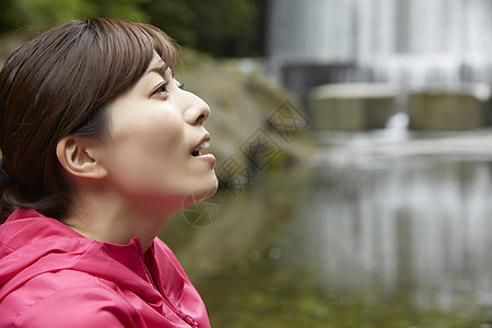 女人享受自然野外度假图片