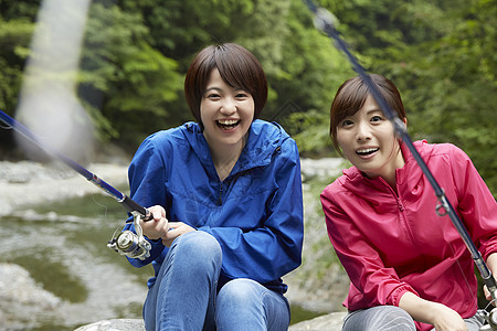 两个女孩在户外享受钓鱼图片