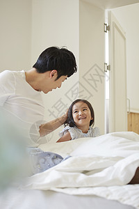 清晨刚起床的爸爸和女儿图片
