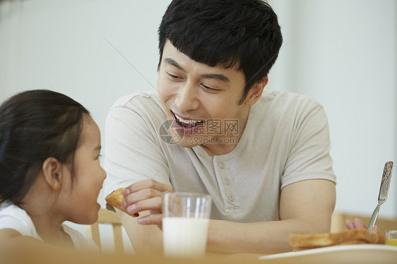 爸爸陪女儿喝牛奶图片