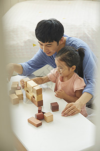 爸爸带着女儿在家玩积木图片