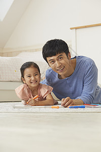 爸爸带着女儿在家里画画图片