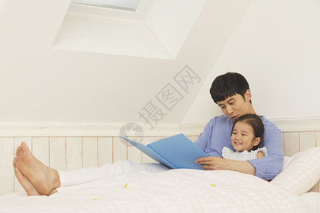 爸爸在给女儿读绘本图片