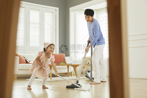 一起居家打扫卫生的父女二人图片