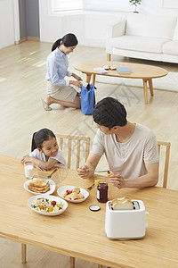 吃早饭的一家人图片
