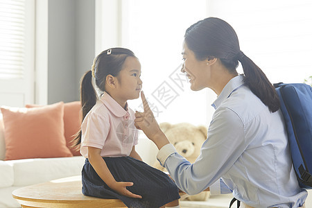 妈妈正在教导女儿图片