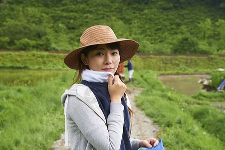 戴着草帽的年轻女性图片