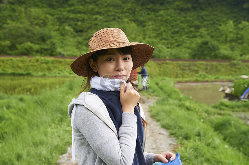 戴着草帽的年轻女性图片