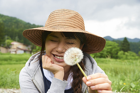 农业妇女开心的拿着蒲公英图片