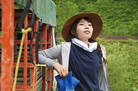 农业妇女在水稻种植地休息图片