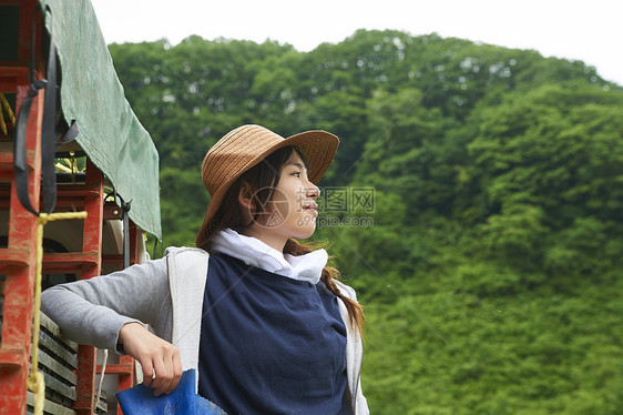 农业妇女在水稻种植地休息图片