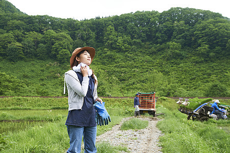 种植水稻在田地里休息的年轻农民图片