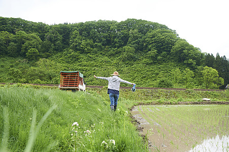 创业背影种植水稻正在休息的农民背景