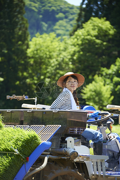 开拖拉机种植插秧的农业妇女图片