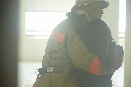 消防演习参加救援的消防员图片