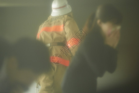 灾难预防训练参加救援的消防员图片
