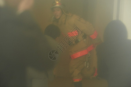 灾难预防训练参加救援的消防员图片