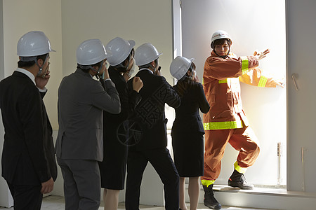 办公室商务人士进行消防演习训练图片