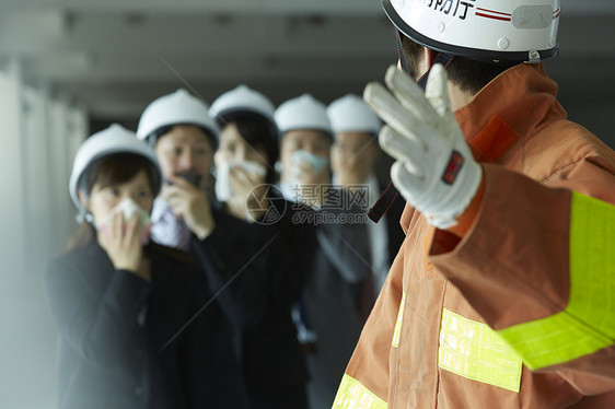 消防员带领公司职员进行救生疏散演习图片