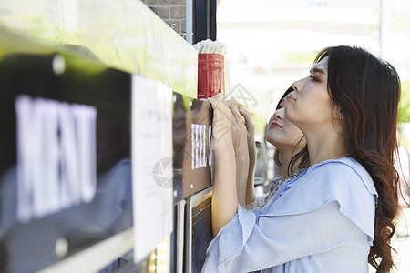 年轻女子看着食品车图片