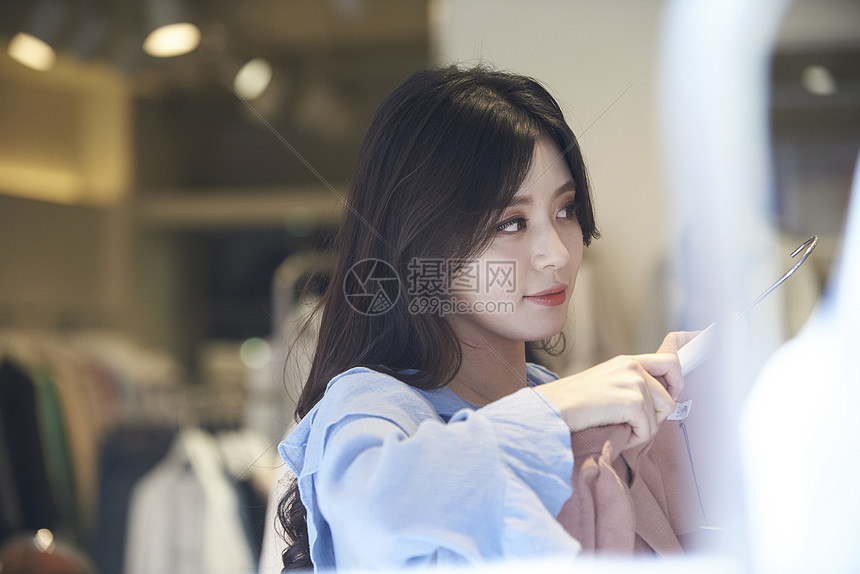衣架大学生连衣裙年轻女子购物服装店高清图片下载 正版图片 摄图网