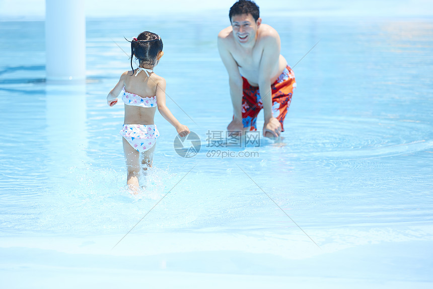 爸爸带着女儿在游泳池玩图片