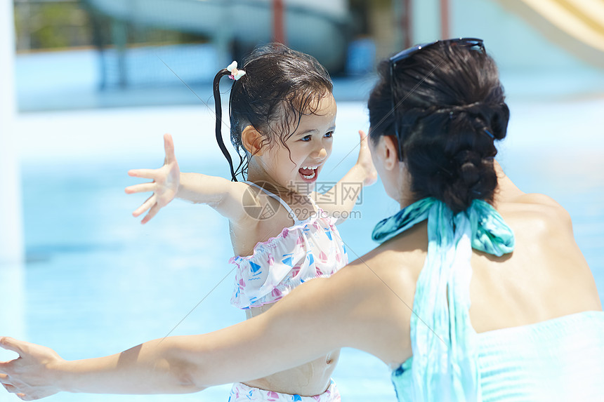 妈妈带着女儿在游泳池玩耍图片