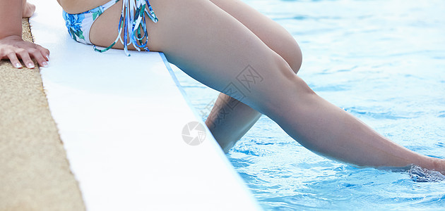 游泳池边的女孩美腿图片