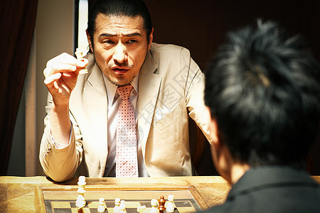 男人之间在下棋比赛图片