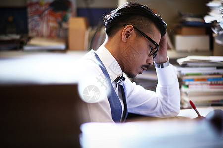 商务男性工作思考图片