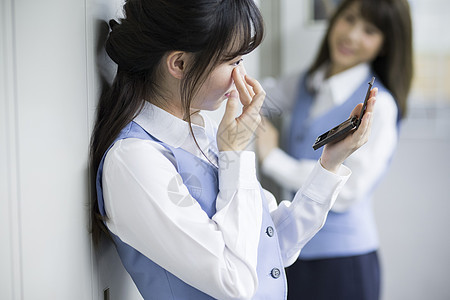 在化妆的商务女性图片