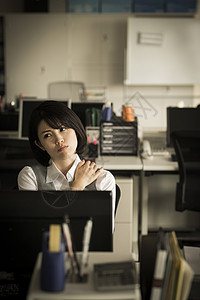办公室加班工作的商务女性图片