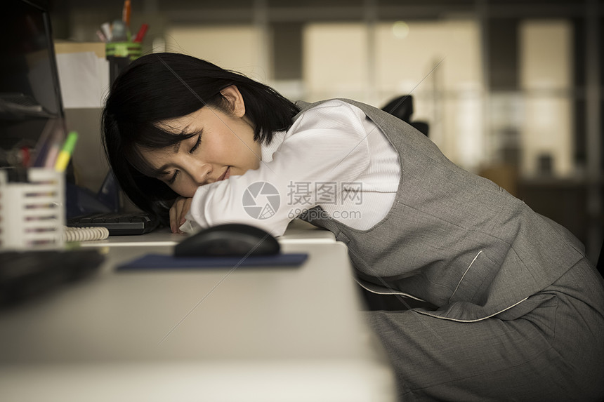 办公室加班小憩的职员高清图片下载-正版图片502108424-摄图网