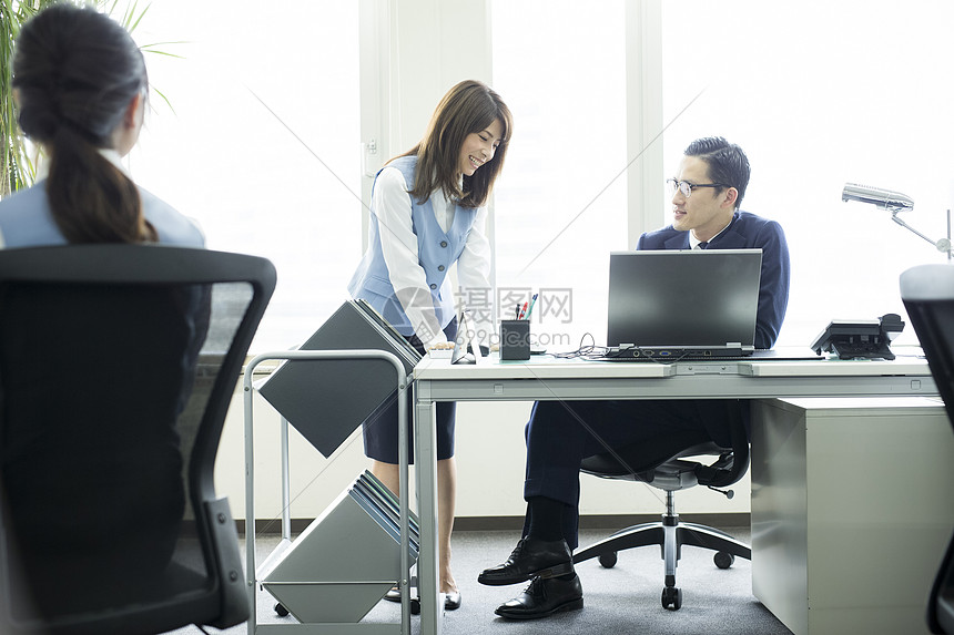 办公室工作和领导沟通的女职员