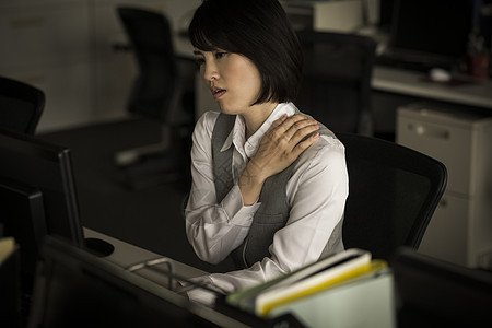 办公室加班工作疲惫的女职员图片