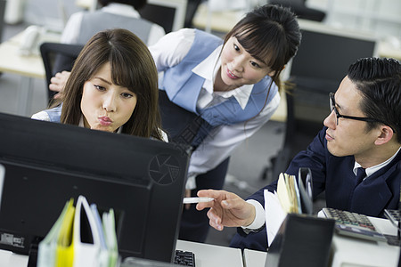 西装照工位上工作的公司女职员背景