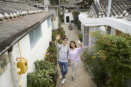 村庄里旅游散步的情侣图片